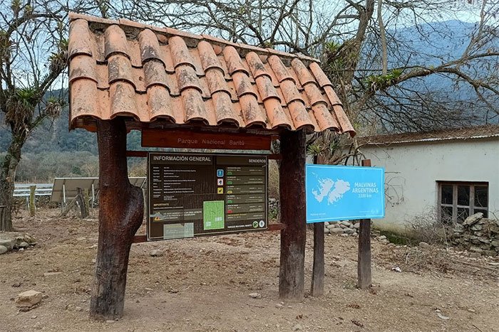 Cartel de información general con techo de tejas en el acceso al Parque Nacional Baritú