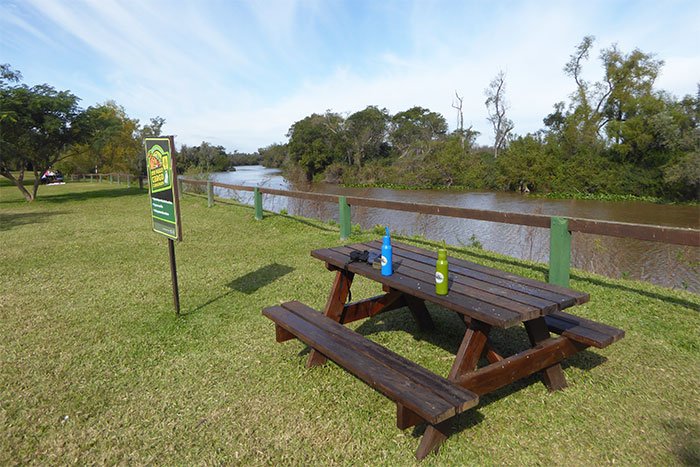 Mesa de picnic de madera junto a un riacho en el Parque Nacional Pre-Delta