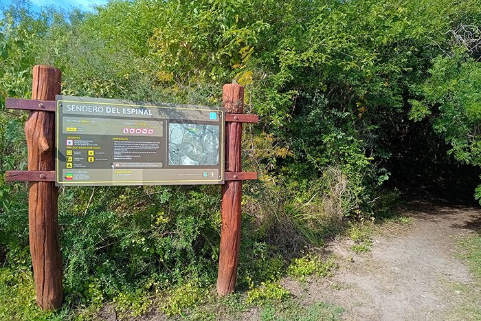 Cartel informativo del Sendero del Espinal junto a la entrada al monte, Parque Nacional Pre-Delta