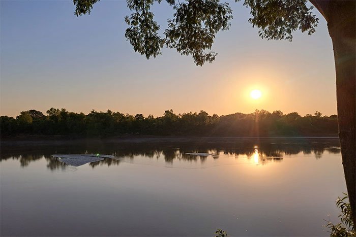 Atardecer sobre el río Bermejo con el monte chaqueño en la costa, El Impenetrable