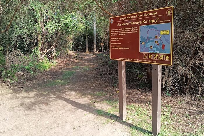 Cartel del sendero Karaya Ka'aguy en la entrada al monte, Parque Nacional Río Pilcomayo