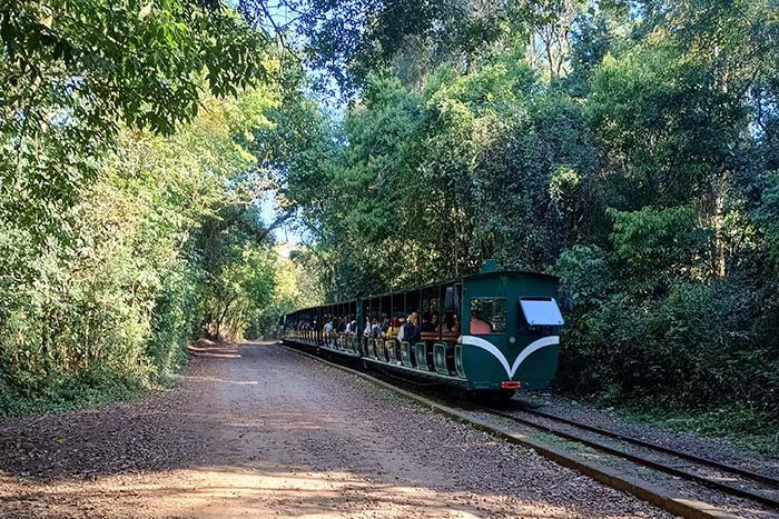 Tren Ecológico de la Selva con pasajeros en la selva del Parque Nacional Iguazú